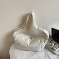 Schicke beige Nylon-Umhängetasche in Halbmondform mit Polsterung und breitem Gurt - Weiß