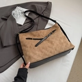 Detailansicht der gesteppten braunen Wildledertasche mit schwarzen Lederriemen und Gold - Khaki