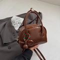 Mini borsa a bauletto marrone in pelle lucida con doppi manici e tracolla - Con Ciondolo / Marrone