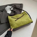 Detailansicht der grasgrünen Wildleder-Tote Bag mit Steppmuster und braunen Lederriemen - Grün
