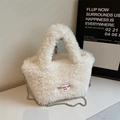 Witte pluizige sherpa tas met metalen kralenketting en geweven label met tekst - Broken Wit