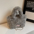 Grijze pluche handtas met krullende fleece textuur en een zilveren bolketting schouderriem - Grijs