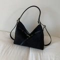 Bolso tote grande retro negro en gamuza con correas de cuero liso y detalles metálicos dorados - Negro