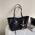 Bolso tote negro minimalista de gran capacidad con colgante de conejo para oficina - Con Colgante / Negro