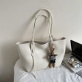 Bolso tote grande chic blanco crema con colgante de conejo y textura de cuero - Con Colgante / Blanco