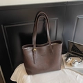 Grande borsa tote alla moda marrone scuro con spalline lunghe e dettagli di testo - Marrone