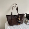 Bolso tote marrón oscuro de cuero sintético con colgante de conejo para oficina - Con Colgante / Marrón