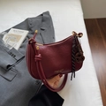 Bolso hobo burdeos grande con logo dorado y correa anudada en fondo minimalista - Vino Tinto (Con Colgante)