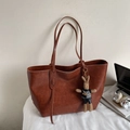 Bolso tote grande marrón de cuero sintético mate con un adorno de conejo suave - Con Colgante / Marrón