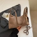 Borsa baguette in pelle opaca marrone con perline di legno colorate e tracolla lunga - Cachi