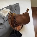 Bolso de hombro media luna en cuero marrón con asa anudada y detalles dorados - Marrón (Con Colgante)