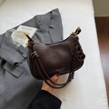 Bolso bandolera de media luna marrón oscuro con correa anudada y detalles dorados - Color Café (Con Colgante)
