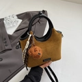 Borsa a secchiello in pelle scamosciata marrone con manici neri e ciondolo a cucciolo - Marrone (Con Pendaglio)
