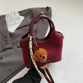 Borsa a secchiello in camoscio bordeaux con manico a semicerchio e ciondolo cane - Rosso (Con Ciondolo)