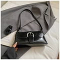 Detalle de bolso de hombro negro brillante con hebilla plateada y correa desmontable - Negro