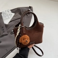 Borsa a secchiello in pelle scamosciata marrone scuro con manici tondi e tracolla rimovibile - Caffè (Con Ciondolo)