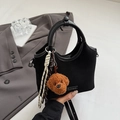 Borsa a secchiello nera opaca con manico rotondo e ciondolo a forma di barboncino - Nero (con pendente)