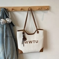 Klassische gewebte Einkaufstasche in Weiß und Braun mit Lederriemen und WWTU-Logo - Mit Anhänger / Weiß