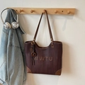 Dunkelbraune große Tote Bag mit strukturierter Oberfläche und WWTU-Logo für den Alltag - Mit Anhänger / Braun