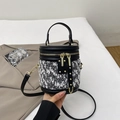 Damen Eimer Tasche aus schwarz-weißem Tweed mit Goldbeschlägen und abnehmbarem Schultergurt - Schwarz