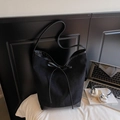 Grote zwarte matte emmertas met een fijne leren strik op een ruime tote shopper - Zwart