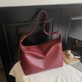 Borsa hobo capiente rosso scuro retrò in morbida ecopelle con tracolla regolabile - Rosso