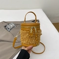 Zylindrische gelbe Beuteltasche aus Kunstleder und Lammwolle mit praktischem Schultergurt - Gelb