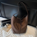 Donkerbruine oversized shopper van premium suède met leren bies en strikdetail aan de kant - koffiekleur