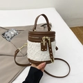 Braune Leder und weiße Lammfell-Eimertasche mit goldenen Beschlägen und Tragegriff - Weiß