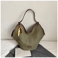 Detalle de bolso hobo en lona oliva con ribete de cuero y borla de cuentas madera - Verde con Colgante