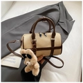 Détail du sac polochon en toile crème avec finitions en cuir et charme d'ours - Beige Avec Charme