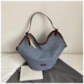 Detalle de bolso tote de lona azul con ribete de cuero marrón y colgante de cuentas - Azul Oscuro Con Colgante
