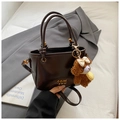 Sac seau chic en cuir PU marron foncé avec charme ours et détails logo dorés élégants - Café avec Pendentif