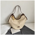 Detalle del bolso de lona con ribete de cuero marrón y colgante de cuentas de madera - Beige Con Amuleto
