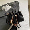 Schwarze Kordelzug-Beuteltasche mit Goldkette und bunten Holzperlenanhängern - Mit Anhänger / Schwarz