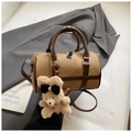Détail du sac polochon kaki avec bordure en cuir marron et charm ours en peluche - Khaki avec Pendentif