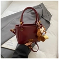 Sac seau en cuir rouge foncé avec poignées, détails dorés et charm ours en peluche - Rouge avec Pendentif