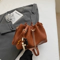 Braune Tunnelzug-Beuteltasche aus Kunstleder mit Goldketten und bunten Holzperlen - Mit Anhänger / Braun