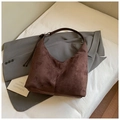 Dunkelbraune Hobo-Schultertasche im Retro-Stil mit matter Wildlederoptik und Halbmond-Design - Braun