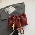 Retro burgunderrote Eimer-Tasche mit Kordelzug, Goldkette und Perlenanhängern - Mit Anhänger / Burgunderrot