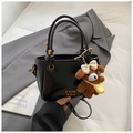 Sac seau chic en cuir verni noir avec charme d'ours en peluche et logo doré élégant - Noir avec pendentif