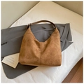 Braune Hobo-Tasche aus mattem Leder mit breitem Schultergurt im minimalistischen Retro-Stil - Braun