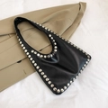 Bolso hobo retro de cuero negro con elegantes remaches plateados a lo largo de los bordes - Negro