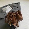Vintage dunkelbraune Leder-Beuteltasche mit Goldkette und perlenbesetzter Quaste - Mit Anhänger / Kaffeebraun