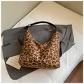 Vintage Hobo-Tasche mit Leopardenmuster, schwarzen Riemen und matter Textur - Leopardenmuster