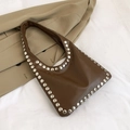 Bolso tote marrón oscuro retro con tachuelas plateadas y acabado de piel sintética lisa - Marrón