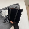 Bolso saco minimalista de ante negro con forro marrón y correas de hombro ajustables - Negro
