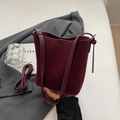 Bolso tipo cubo minimalista de ante color burdeos con correa ajustable para mujer - Burdeos