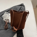 Bolso tote grande minimalista en ante marrón oscuro con logotipo de moda actual - Marrón