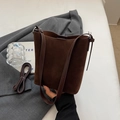 Bolso tipo cubo en ante marrón oscuro con correa ajustable y relieve de moda - café